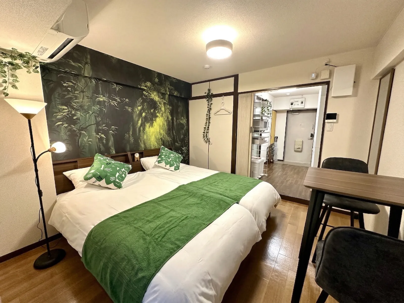 Guest room, wide view to entry